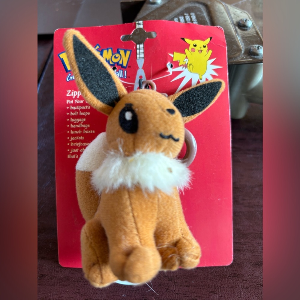 Pokémon vintage NWT Eevee plush zipper pull toy